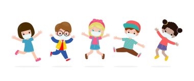 Yeni normal yaşam tarzı konsepti. Mutlu çocuklar yüz maskesi takarak atlayarak Corona virüsünü veya covid 19 'u korurlar. Bir grup çocuk ve arkadaş beyaz arka planda izole bir şekilde oynarlar.