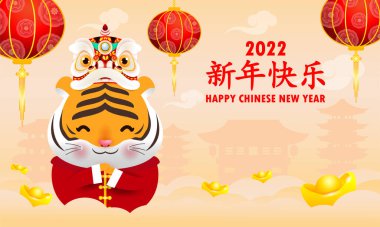 Mutlu Çin yeni yılı 2022 kaplan burcunun yılı, şirin küçük kaplan aslan dansı yapar ve Çin altın külçeleri, afiş, takvim, arka planda izole edilmiş çizgi film, çeviri: mutlu yıllar