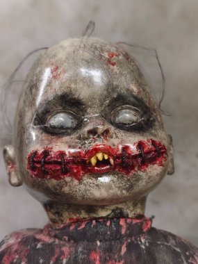 Korkunç korku bebeği, ürkütücü bebek Cadılar Bayramı konsepti, terk edilmiş yerlerdeki hayalet kanlı bebek mistiğine yakın.