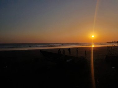 Sahilde gün batımı