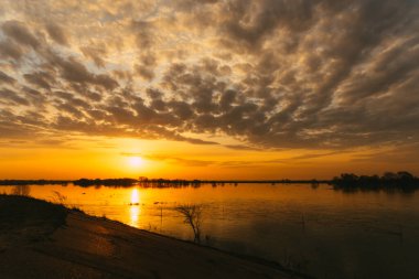 Nehir kıyısında güzel bir bahar gündoğumu