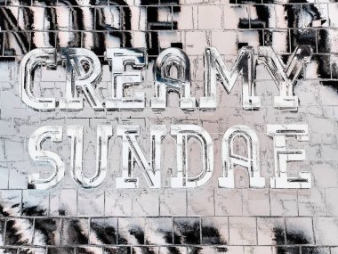 İngiliz kremalı dondurma hafif arkaplanındaki yazıt