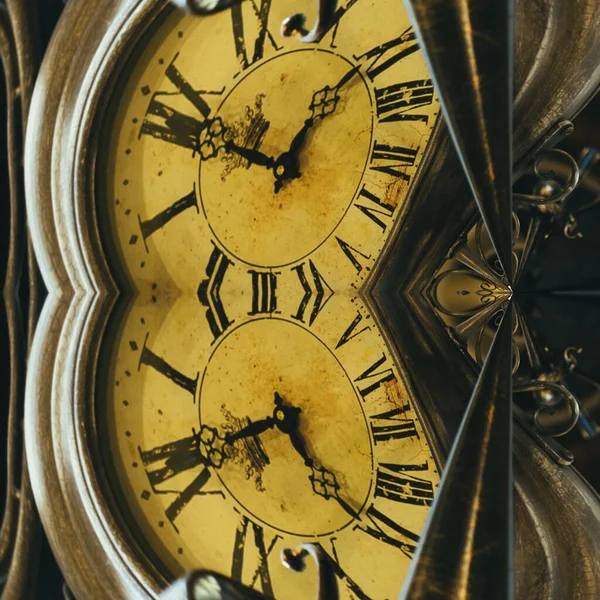 Reloj Mecánico Sobre Fondo Oscuro —  Fotos de Stock