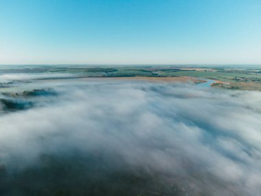 Şehir manzarası dışında harika bir yaz sabahı
