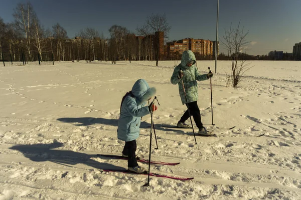 부모가자녀 스키를 겨울날 — 스톡 사진