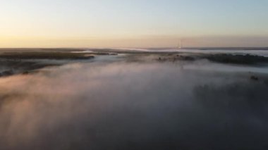 Şehir manzarasının dışından harika sisli bir sabah