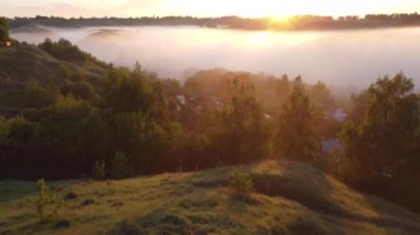Şehir manzarasının dışından harika sisli bir sabah