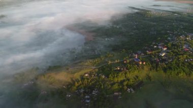 Şehir manzarasının dışından harika sisli bir sabah