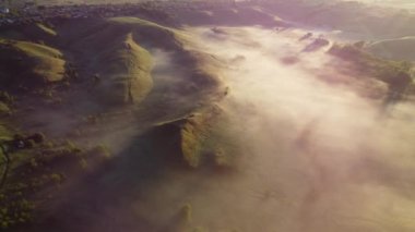 Şehir manzarasının dışından harika sisli bir sabah