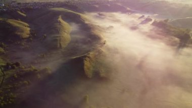 Şehir manzarasının dışından harika sisli bir sabah