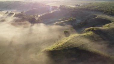 Şehir manzarasının dışından harika sisli bir sabah