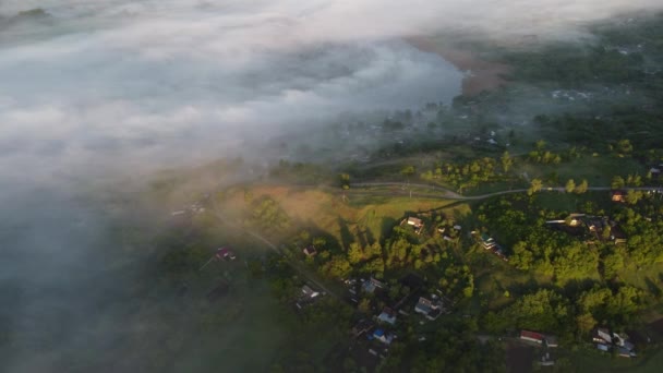 Splendida Mattina Nebbiosa Fuori Dalla Vista Della Città Dall Alto — Video Stock