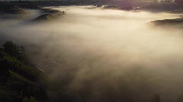 Чудовий Туманний Ранок Містом Зверху — стокове відео