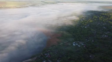 Şehir manzarasının dışından harika sisli bir sabah