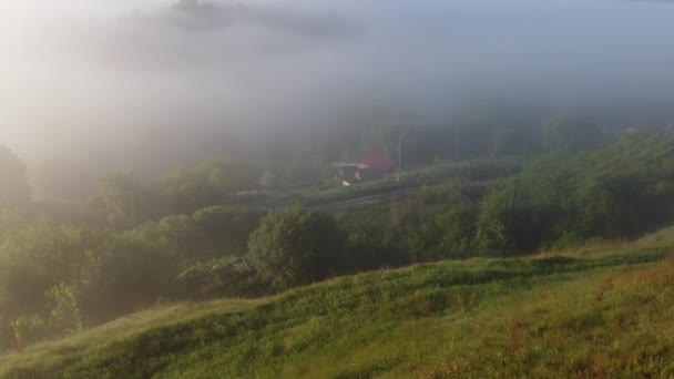 Prachtige Mistige Ochtend Buiten Het Uitzicht Stad Van Boven — Stockvideo