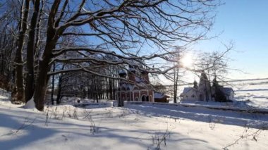 Kar yağdıktan sonra şehir dışında güzel bir kış sabahı.