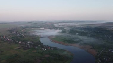Şehir manzarası dışında harika bir yaz sabahı