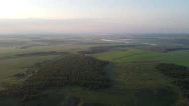 Şehir manzarası dışında harika bir yaz sabahı