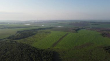 Şehir manzarası dışında harika bir yaz sabahı