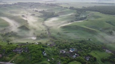 Şehir manzarası dışında harika bir yaz sabahı