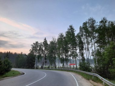 Şehir dışında sisli bir yaz sabahı