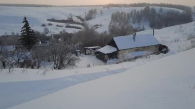 Buz gibi bir kış sabahı şehrin dışındaki dallar buz tutmuş.