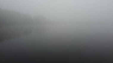 Şehir manzarasının dışında puslu şafak