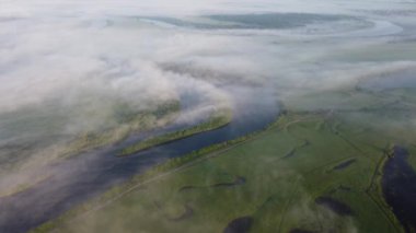 Şehir manzarasının dışında puslu şafak