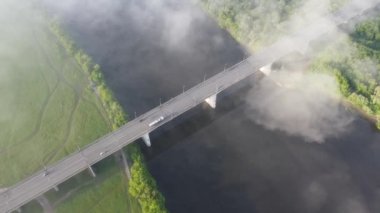 Şehir manzarasının dışında puslu şafak