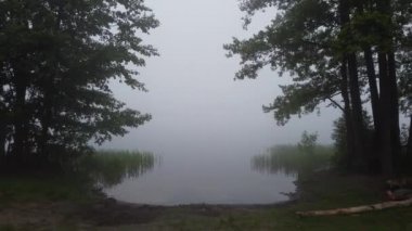 Şehir manzarasının dışında puslu şafak