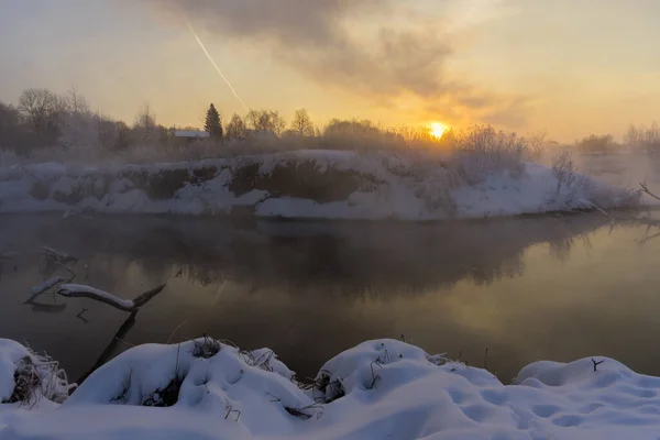 Ijzige Winterochtend Buiten Stad Een Sneeuwval — Stockfoto