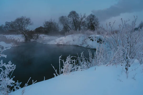 雪の後の街の外の霜の冬の朝 — ストック写真