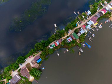 Şehir manzarası dışında harika bir yaz sabahı