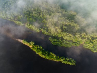 Şehir manzarası dışında harika bir yaz sabahı