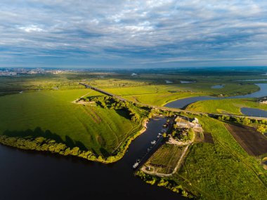 Şehir manzarası dışında harika bir yaz sabahı