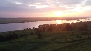 Gölün üzerinde güzel bir yaz sabahı