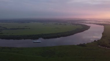 Yaz sabahı teknesi nehir manzarasında