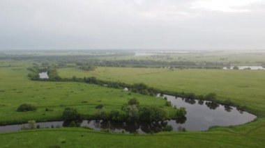 Gölün üzerinde güzel bir yaz sabahı