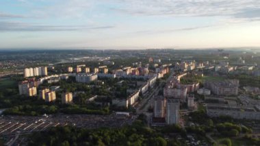 Şehir manzarası dışında yaz sabahı