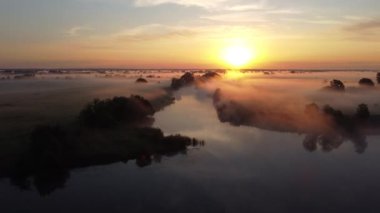 Nehir manzarasında sisli bir sabah.