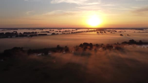 Ομιχλώδης Πρωί Πάνω Από Την Κορυφή Του Ποταμού Άποψη — Αρχείο Βίντεο