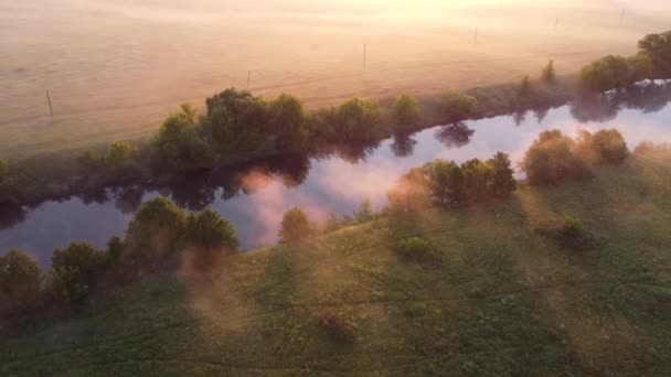 Nebeliger Morgen Über Dem Blick Auf Den Fluss — Stockvideo