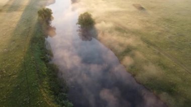 Nehir manzarasında sisli bir sabah.