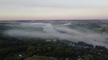 Şehir manzarası dışında harika bir yaz sabahı