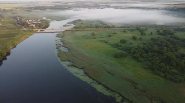 Şehir manzarası dışında harika bir yaz sabahı