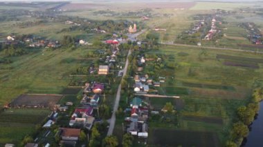 Şehir manzarası dışında harika bir yaz sabahı