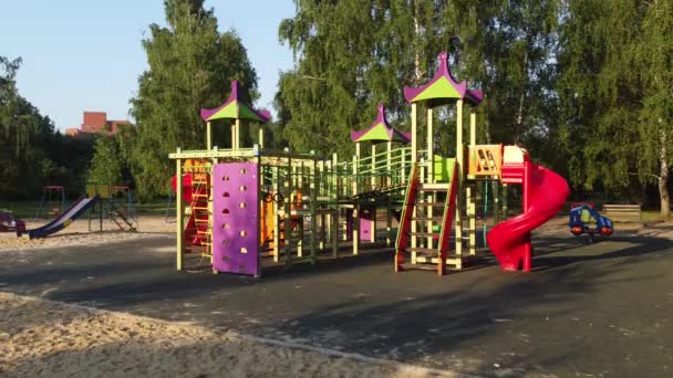 Ein Schöner Sommermorgen Auf Dem Kinderspielplatz — Stockvideo