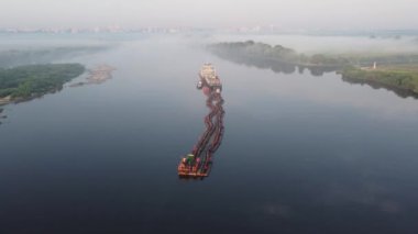 Şehir dışında yaz sabahı Nehirde mavna