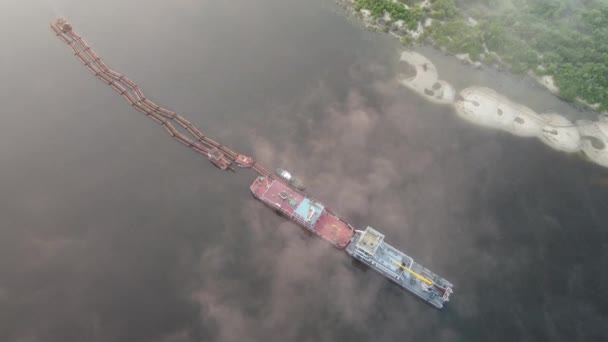夏日的早晨 城外江上的驳船 — 图库视频影像