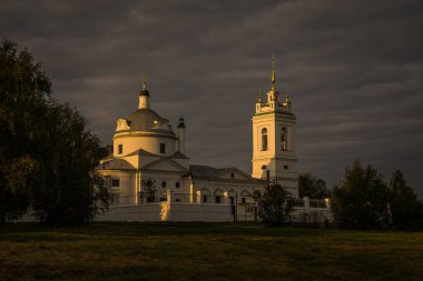 Şehir manzarasının dışında harika bir yaz sabahı